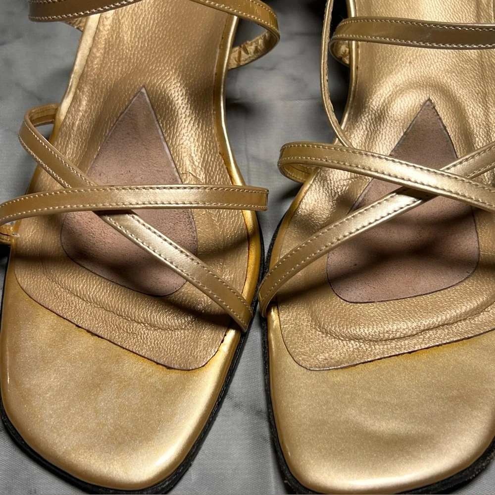 Stuart Weitzman Gold Matte Lamé Heels Fair Condition Estimated (Insole) Size 8